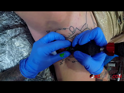 ❤️ Ekstreem tattooed hottie Sully Savage krige in tattoo op har klitoris ❤ Porno by porno fy.pornofilmtv.ru ️❤